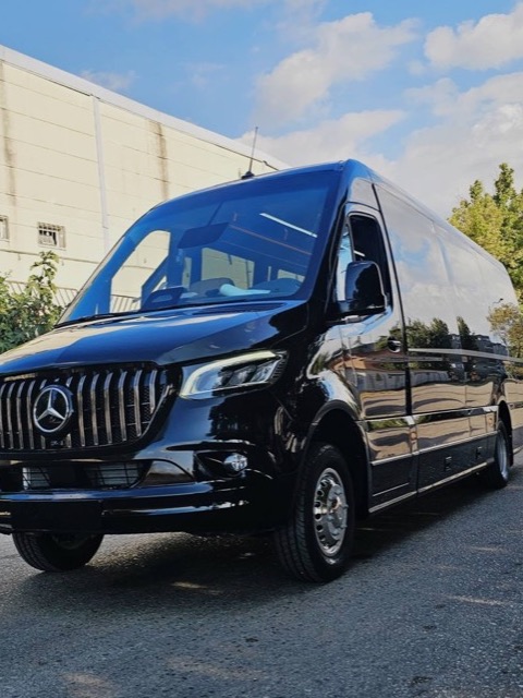 Minibus Mercedes-Benz Sprinter 519 vu de trois quarts avant, avec la calandre et les phares